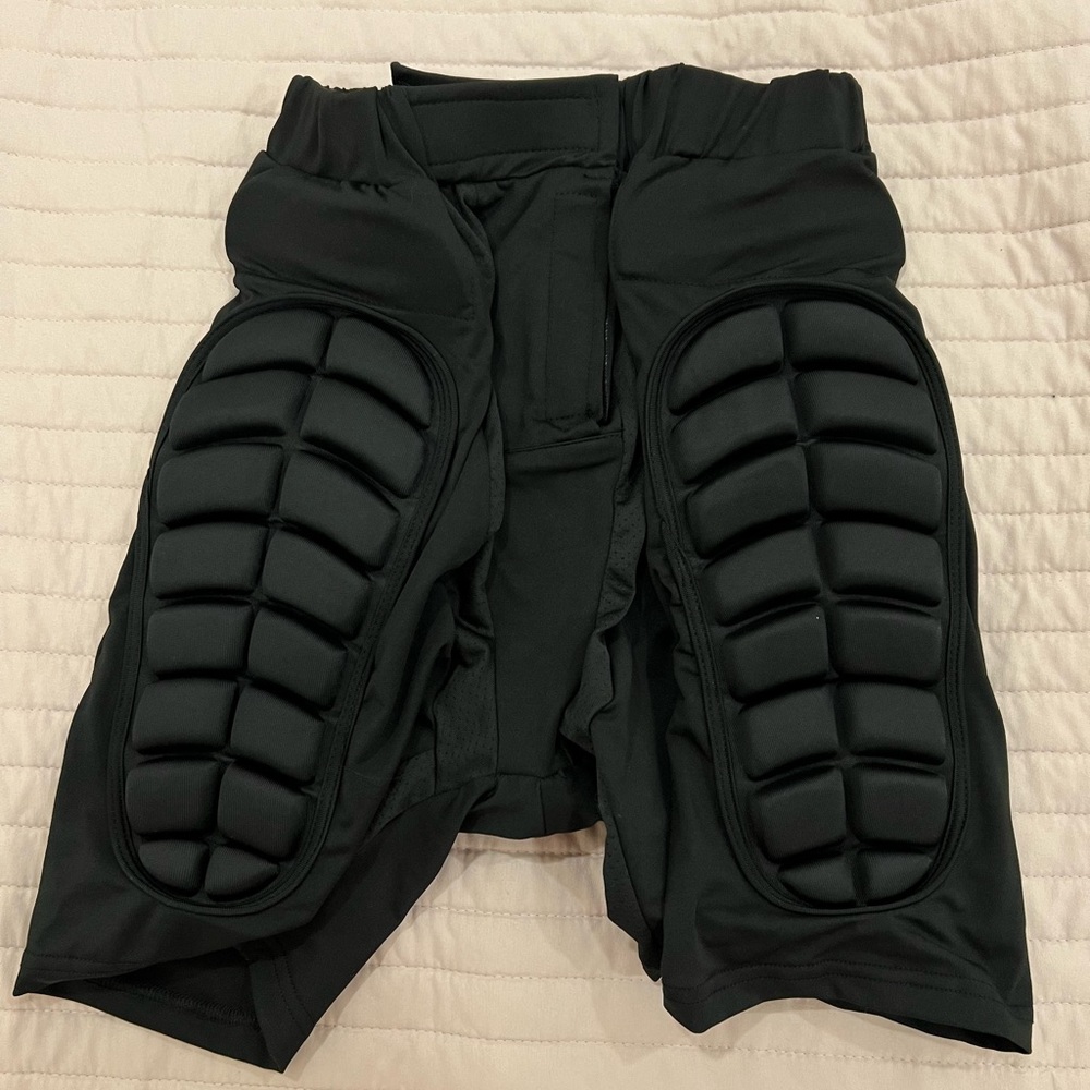 Cienfy 3D Hip Protective Butt Pads / Padded Shorts for snowboard, ski, skate